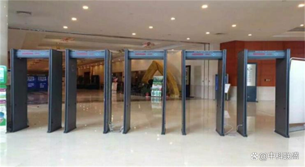 其产品常见于学校出入口,用于辅助管理人员发现进入人员身上携带的